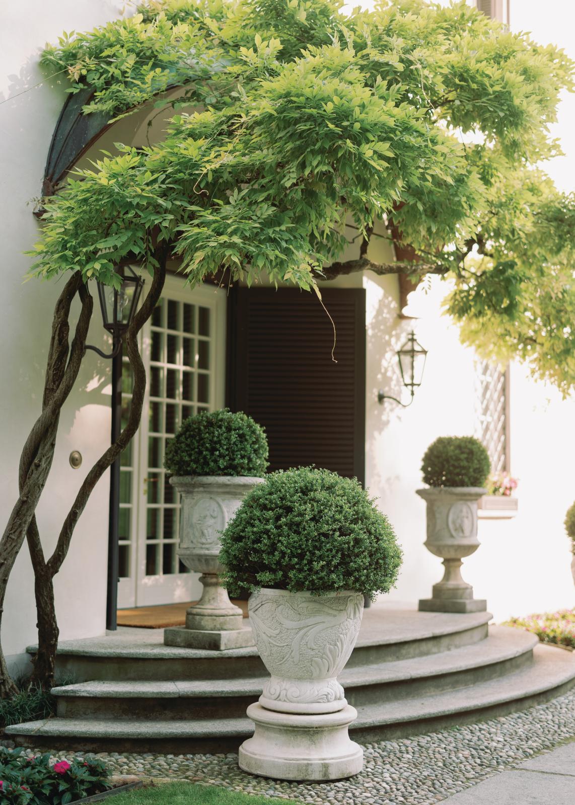 Stylish Pizza Party on Lake Como